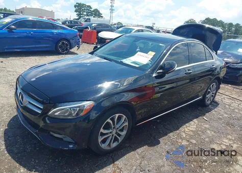 2015 Mercedes-Benz C 300 4Matic/Luxury 4Matic/Sport 4Matic z USA, uszkodzony, nr VIN 55SWF4KB0FU002497